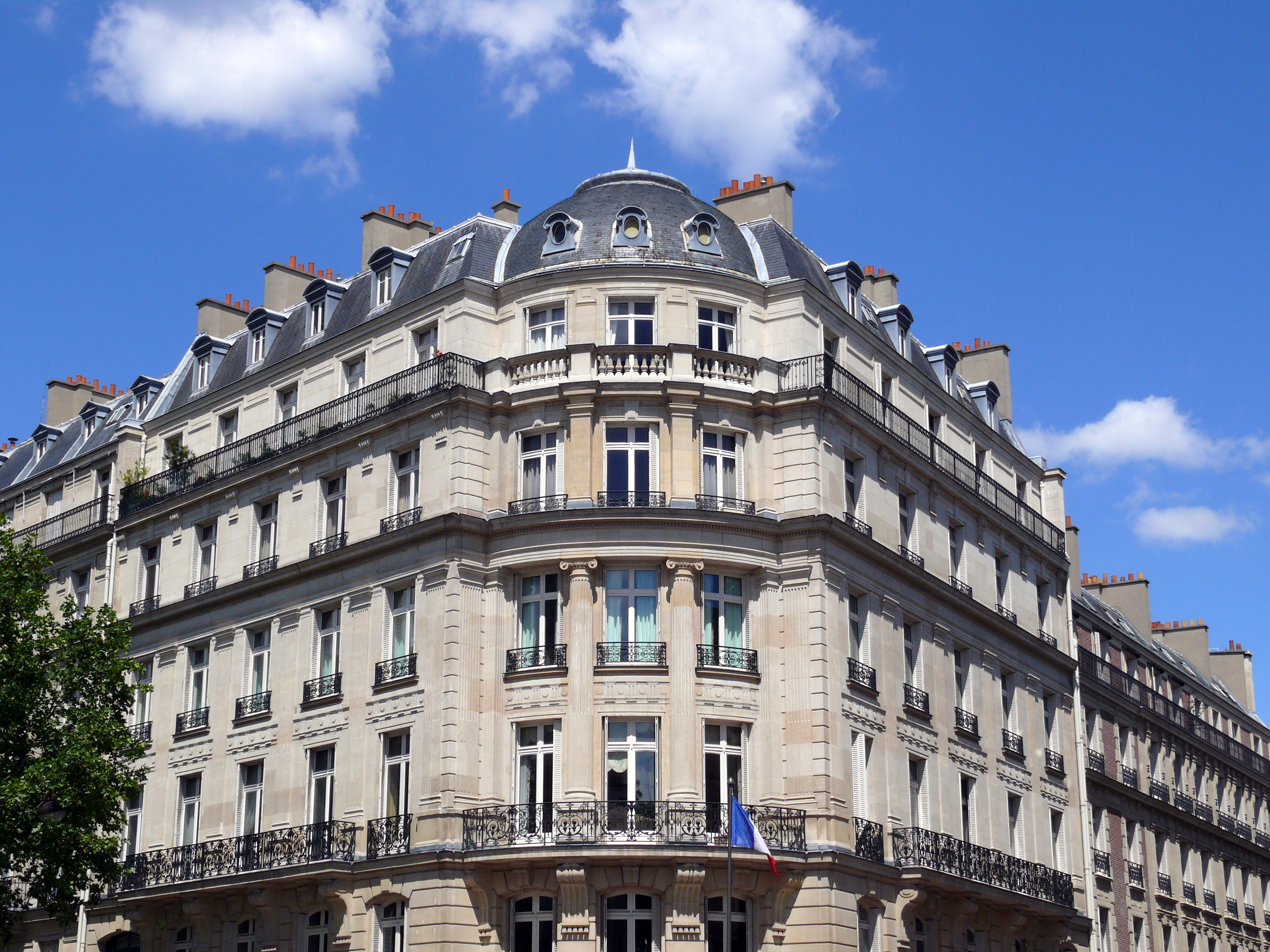 Immeuble au coin arondi avec colonnes, Paris