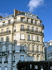 Immeuble en pierre blanche, balcon arrondi, Paris
